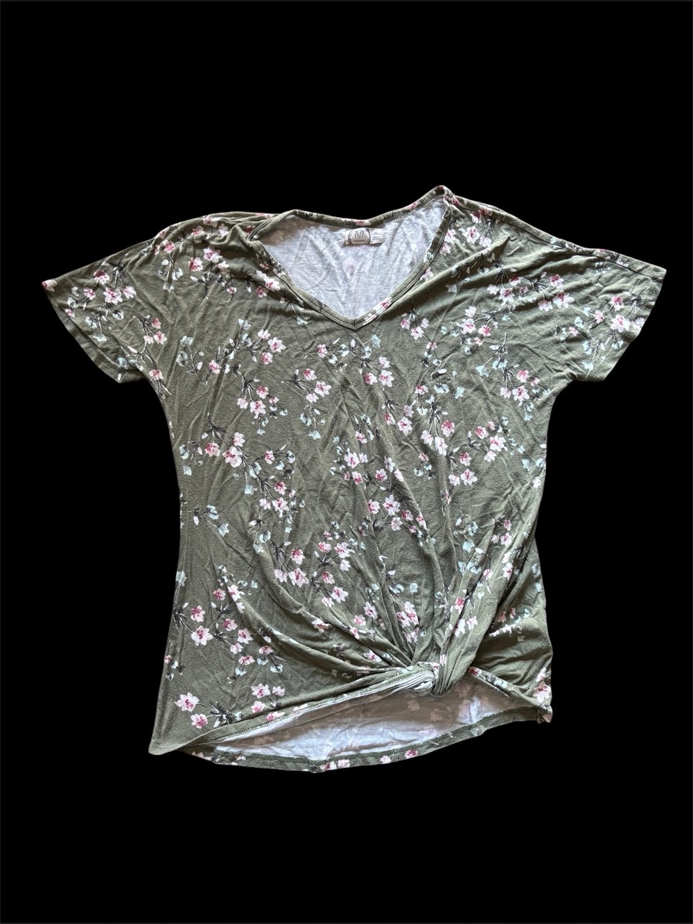 ✨ 2417 MAUNCES
green floral top with tie detail Size XS✨